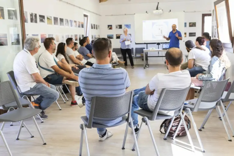 Una cinquantena de comerciants assisteixen a un curs sobre dispensació responsable de begudes alcohòliques