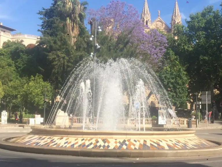 LA NOVA IMATGE DE LA PLAÇA DE LA REINA DE PALMA, AMB AIRES MARRATXINERS