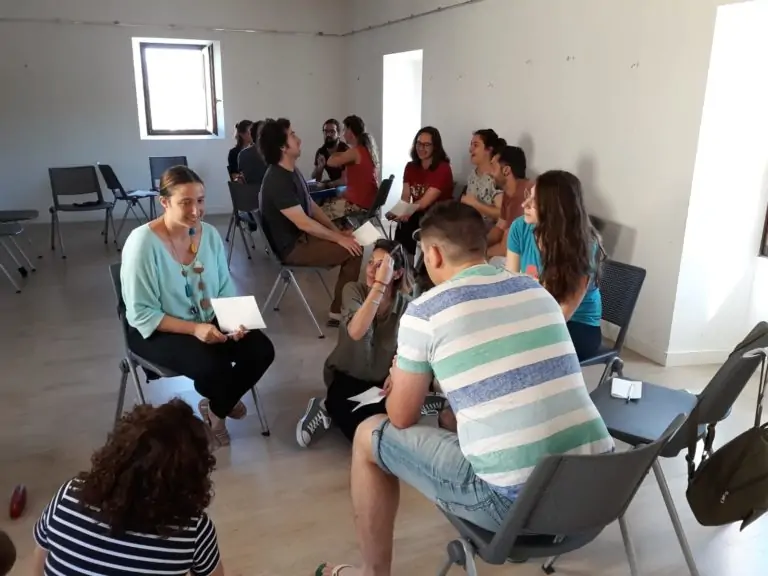 Una quinzena de pares i mares varen compartir experiències sobre la criança dels fills en un taller sobre parentalitat positiva