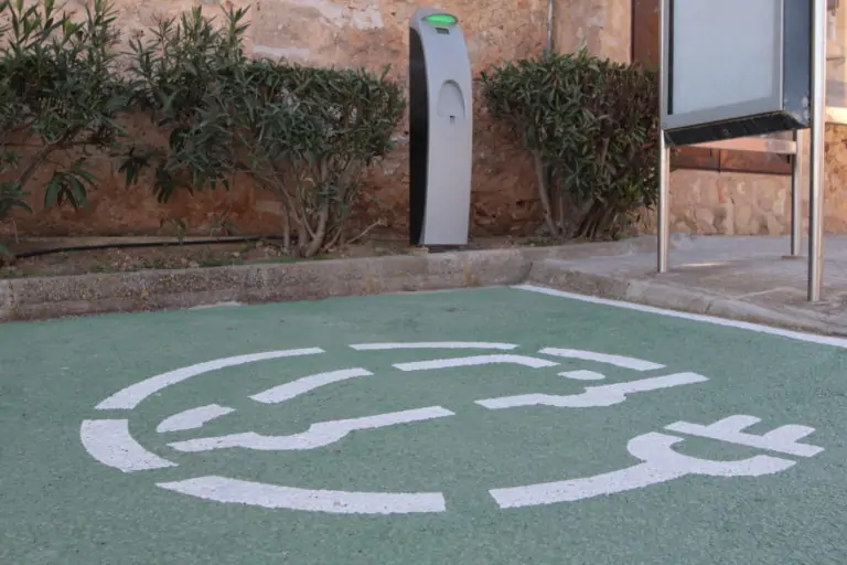 El Ayuntamiento instala un nuevo punto de carga de vehículos eléctricos en Sa Cabaneta