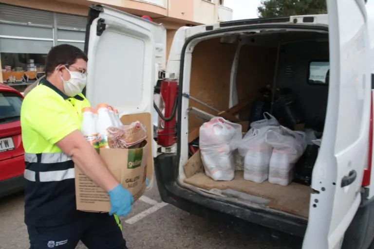 Los productos de primera necesidad que reciben las familias desfavorecidas, a domicilio