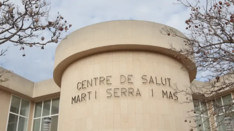 L’Ajuntament proveeix els centres de salut municipals de màquines d’ozó i mampares de metacrilat