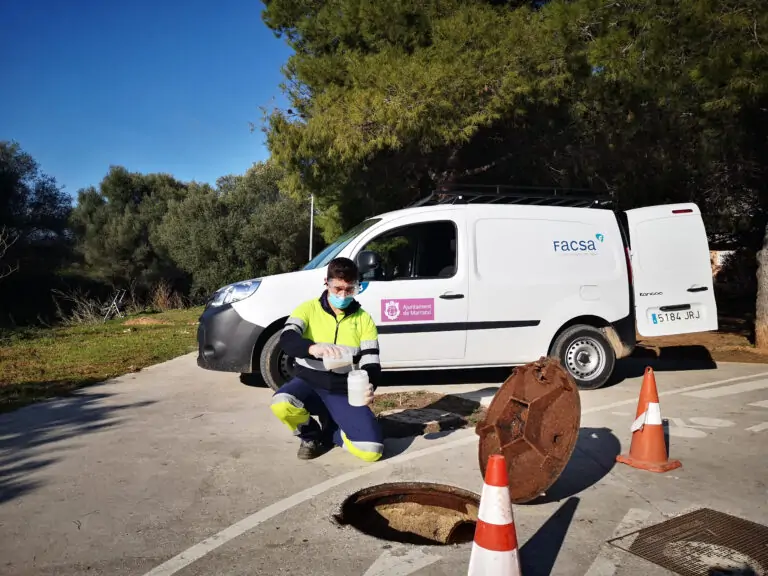 El Ayuntamiento analiza de forma experimental las aguas fecales del municipio para conocer la incidencia del coronavirus