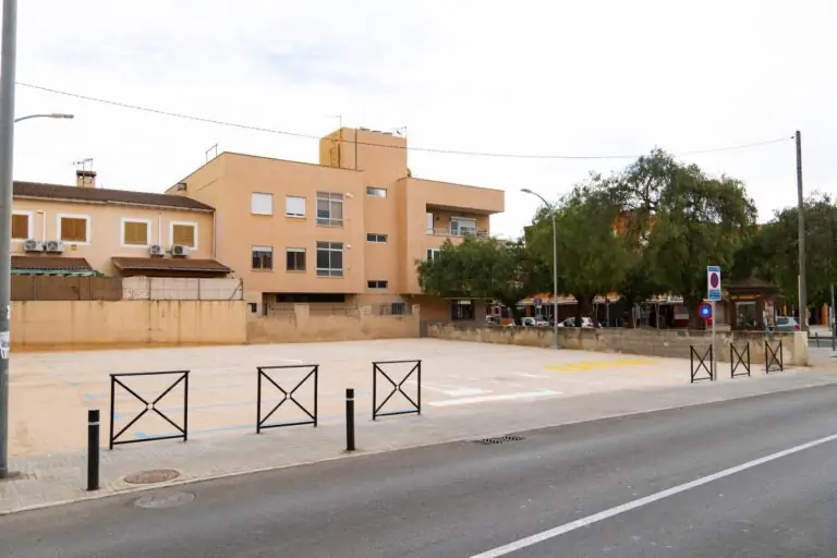 El Ayuntamiento inaugura un nuevo aparcamiento gratuito de 16 plazas enfrente del colegio Es Liceu