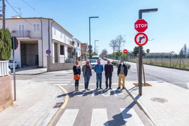 Consell y Ayuntamiento presentan el Plan de Embellecimiento de Cas Capità que ha mejorado la seguridad de peatones y ciclistas