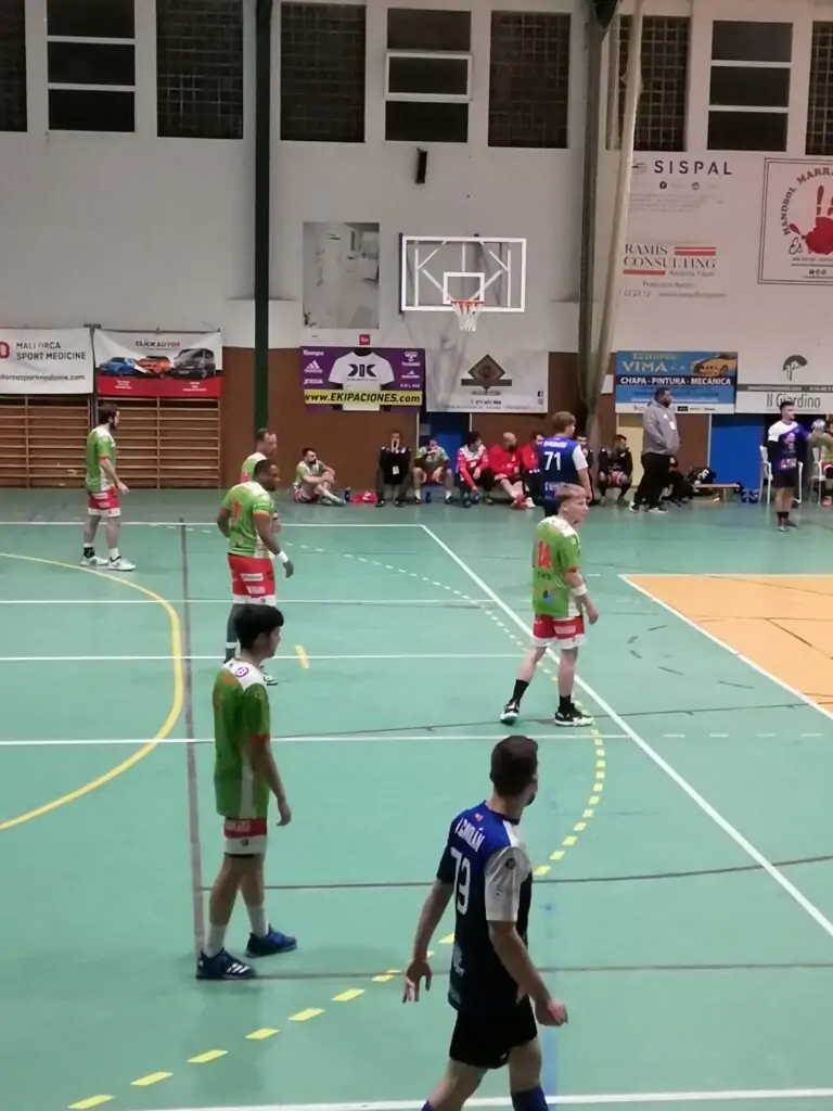 Contundent derrota del Sispal Handbol Marratxí davant el BM. Benidorm