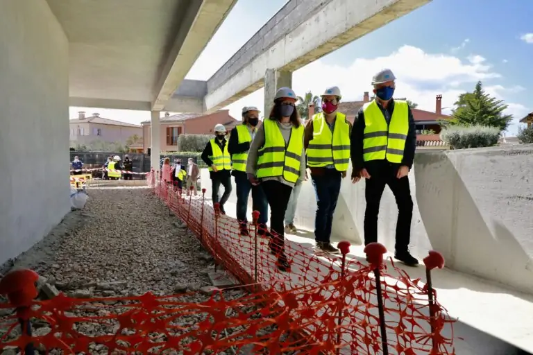 La presidenta del Govern y el alcalde de Marratxí visitan las obras de ampliación del CEIP Ses Cases Noves