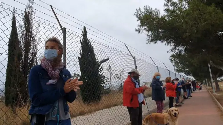 Una cadena humana de 800 personas protesta contra el parque fotovoltaico de Aena en Son Bonet