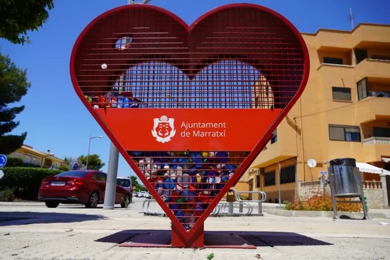 Corazones de plástico, un gesto en favor de los niños con parálisis cerebral