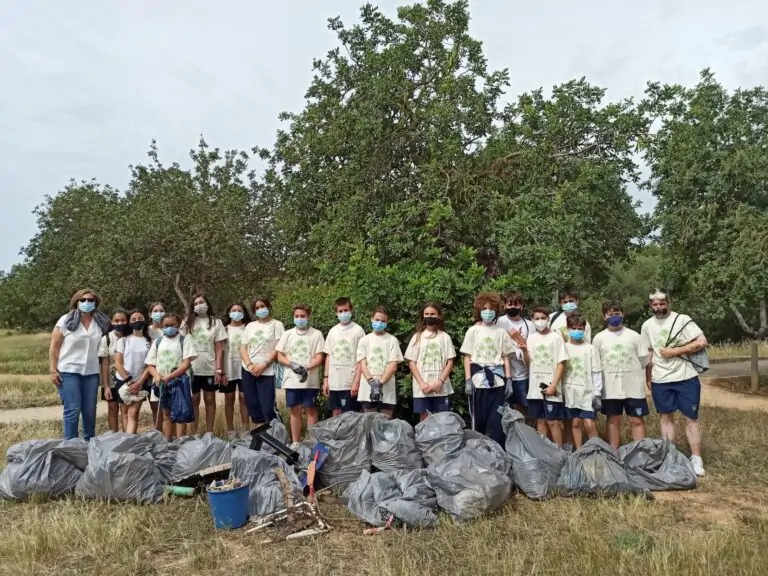 Dos grupos de voluntarios limpian espacios verdes de Marratxí con motivo del día mundial del Medio Ambiente