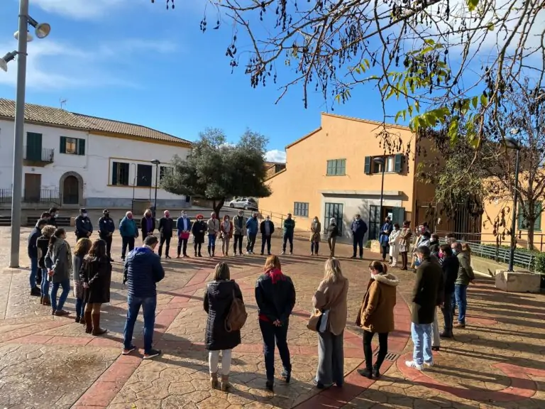 L’Ajuntament de Marratxí guarda un minut de silenci per condemnar la violència masclista amb motiu del 25N