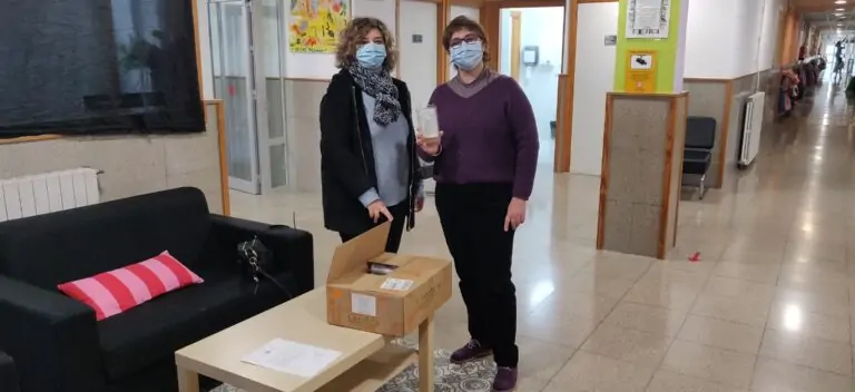 L’Ajuntament entrega un kit covid amb tests d’antígens a les escoles per detectar possibles casos de coronavirus en alumnes de 3 a 12 anys