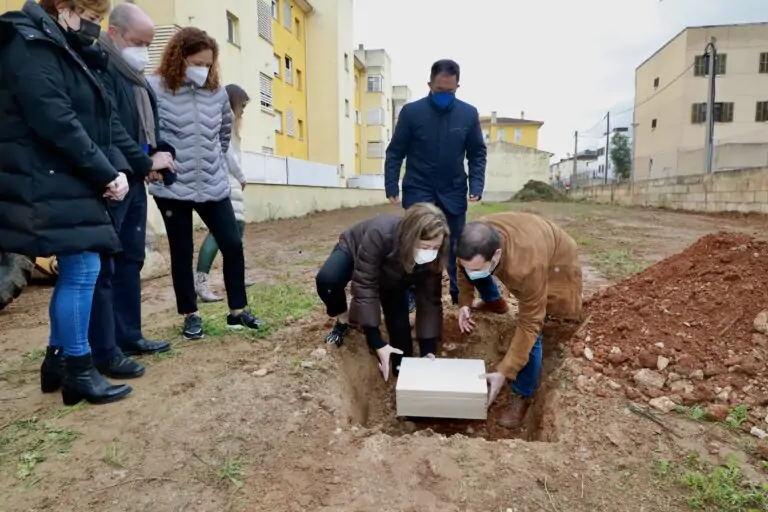 La presidenta del Govern i el batle de Marratxí posen la primera pedra dels 34 habitatges públics que es faran al municipi