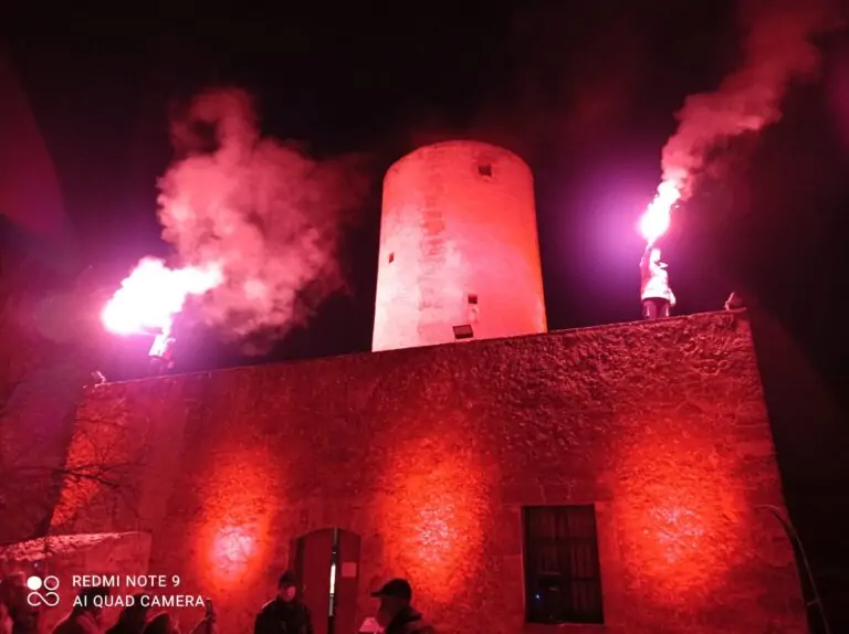 El Museu del Fang s’il·lumina en defensa dels drets humans