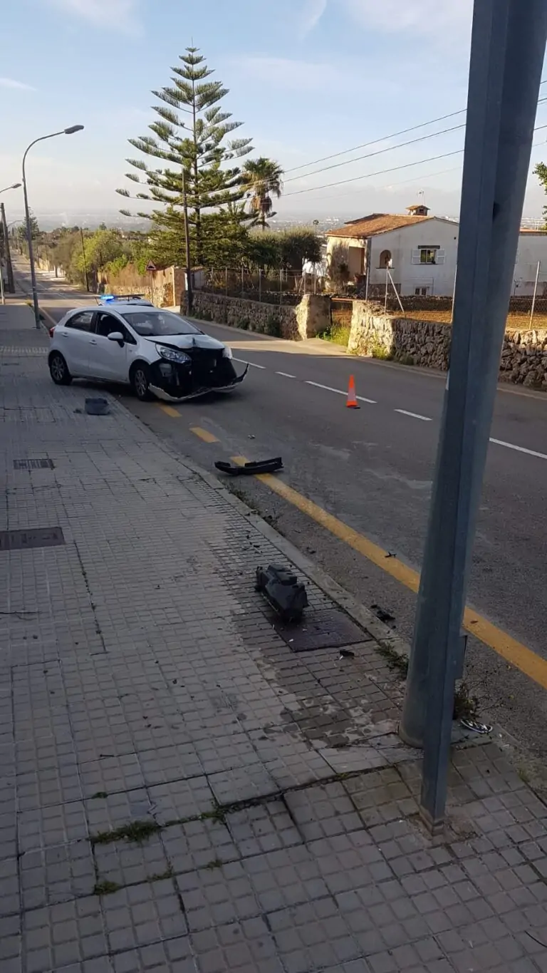 La Policia Local deté a un conductor per donar positiu després de xocar contra un fanal i fugir del lloc del sinistre