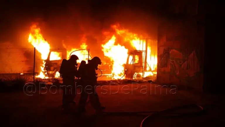 Un incendi crema tres camions a una nau industrial del polígon de Marratxí