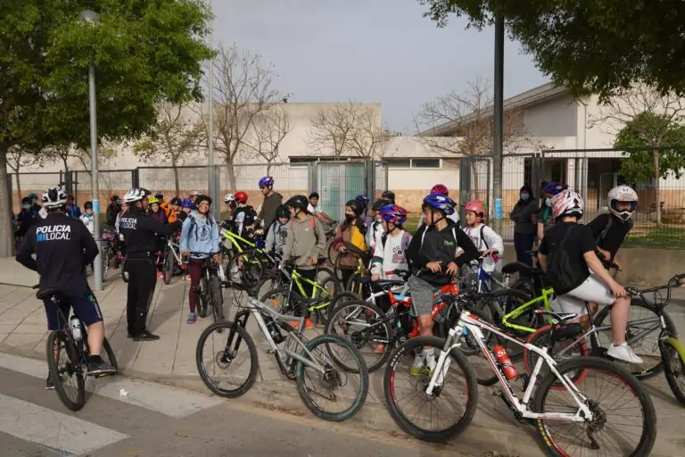 Desenes d’alumnes del CEIP Ses Cases Noves participen en la ruta ‘Pedals de fang’ per conèixer les normes de circulació