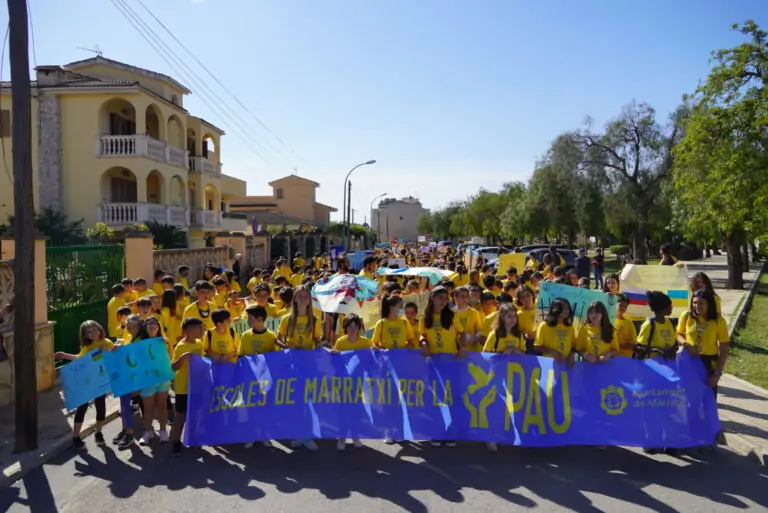 Mil alumnes de primària de Marratxí es manifesten en contra de la invasió russa d’Ucraïna