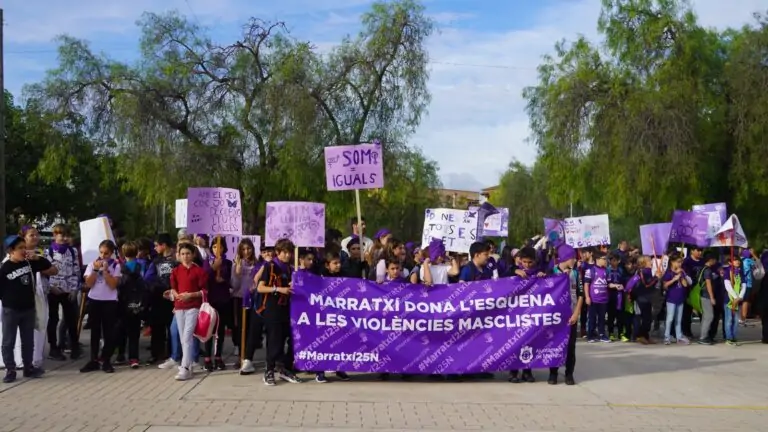 Prop de 700 alumnes i docents de Marratxí es manifesten contra les violències masclistes