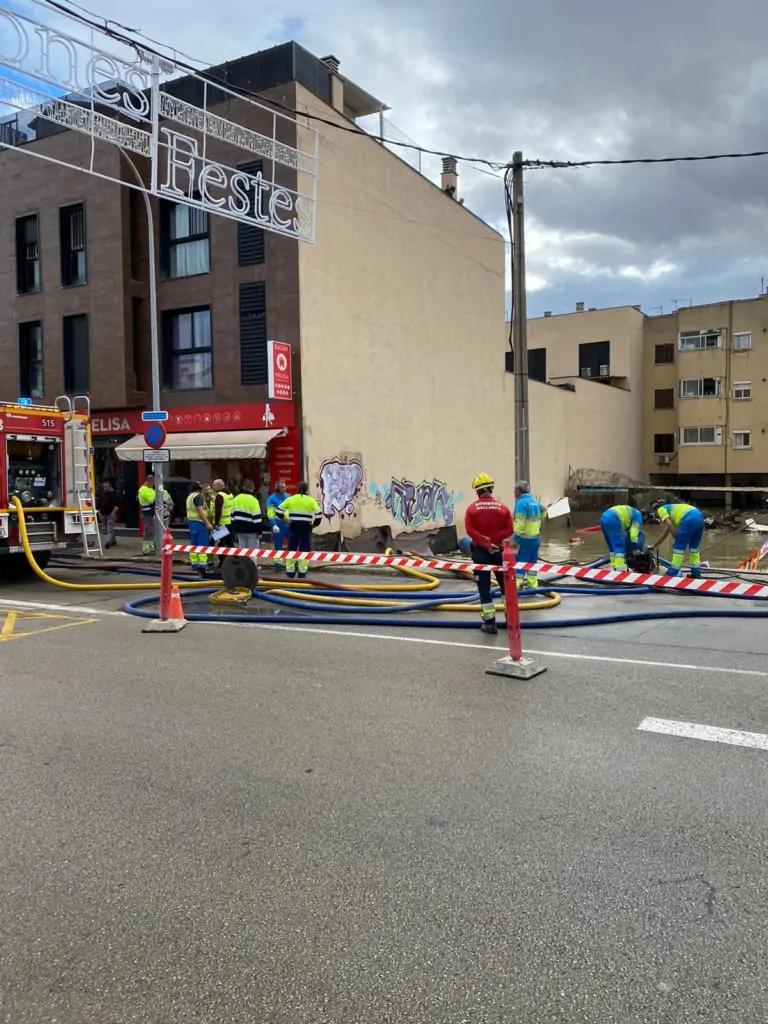 La rotura de una tubería principal de Emaya inunda un solar, los bajos de un edificio y un aparcamiento en el Pont d’Inca