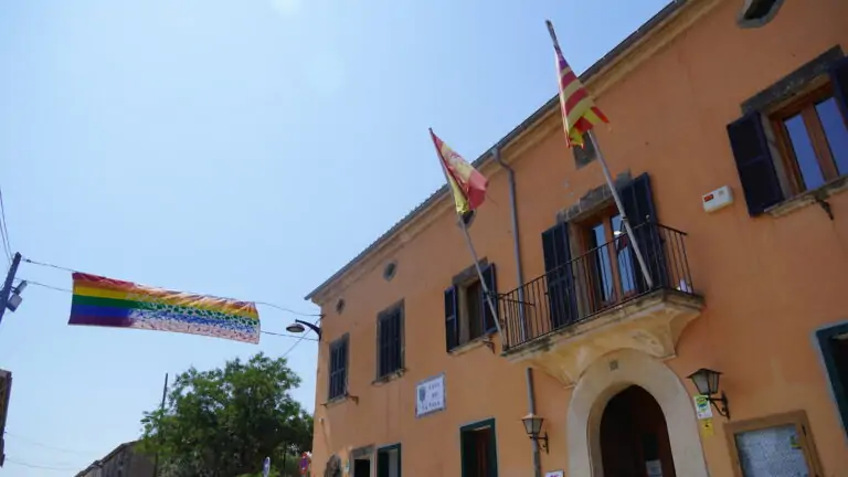 El Ayuntamiento de Marratxí cuelga la bandera para celebrar el Día Internacional del Orgullo LGTBIQ+