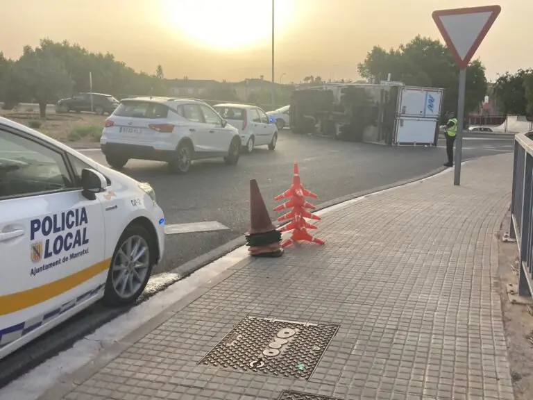 Un accidente con un camión de grandes dimensiones a la salida de la autopista del camí de Sa Cabaneta provoca retenciones de tráfico y desvíos