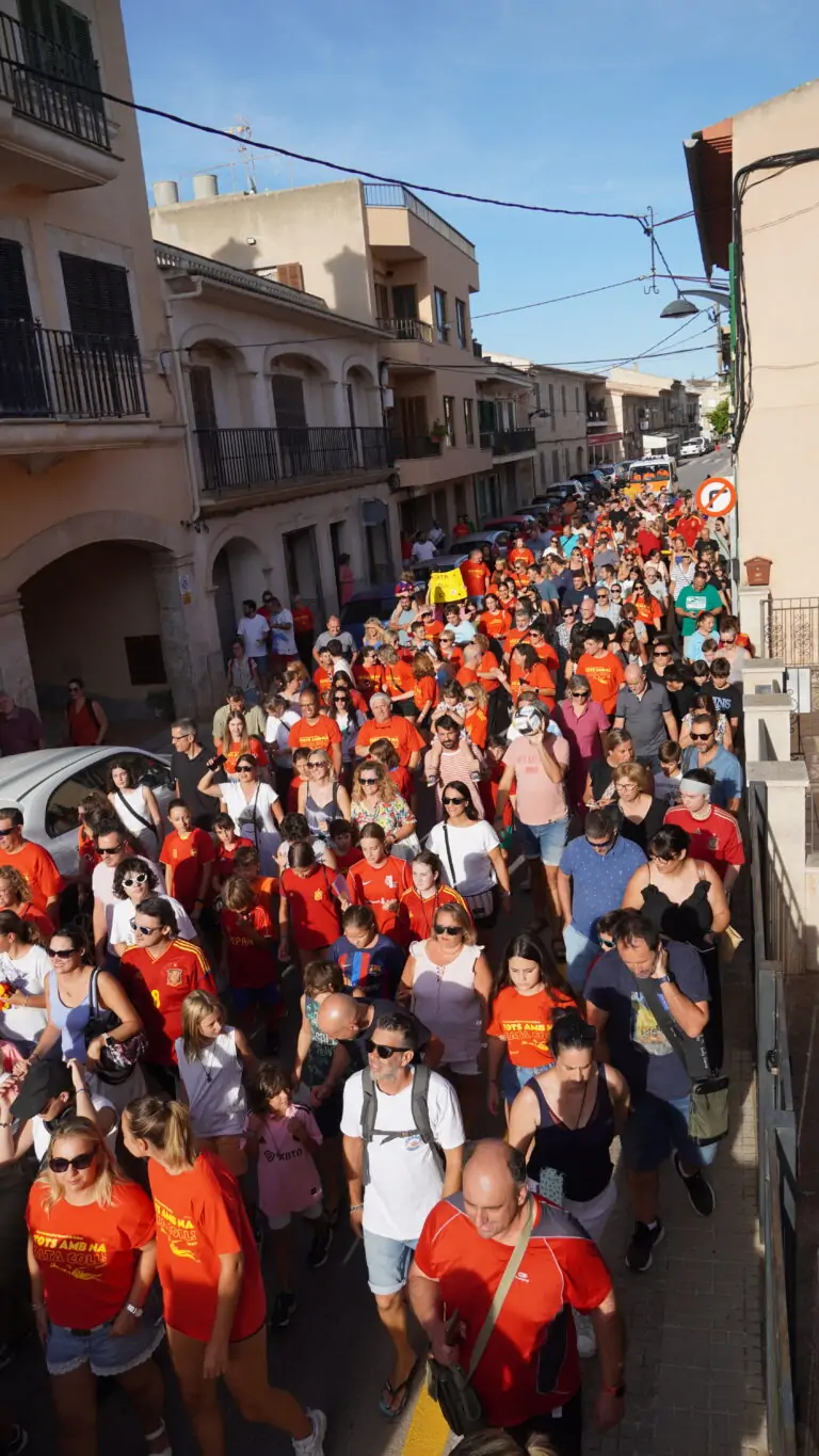 Más de 500 personas reciben a Cata Coll en Pòrtol