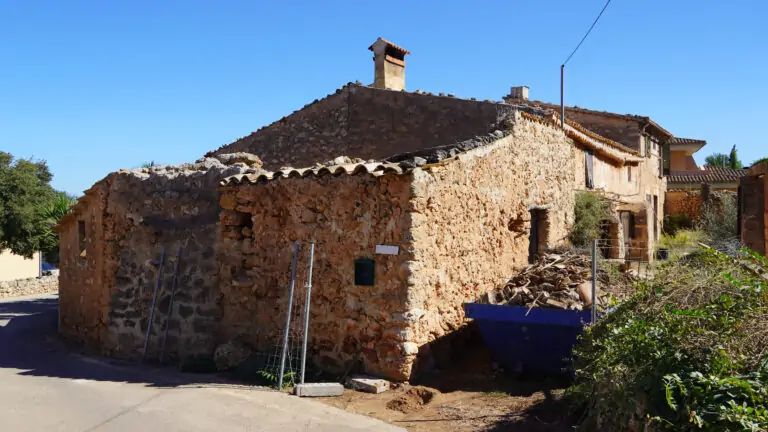 Comienzan las obras de la cubierta y refuerzo de la estructura de la histórica ollería de Can Palou