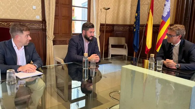 El alcalde de Marratxí, Jaume Llompart, y el regidor de Contratación, Juan Antonio Estarellas, se reúnen con el vicepresidente del Govern, Toni Costa