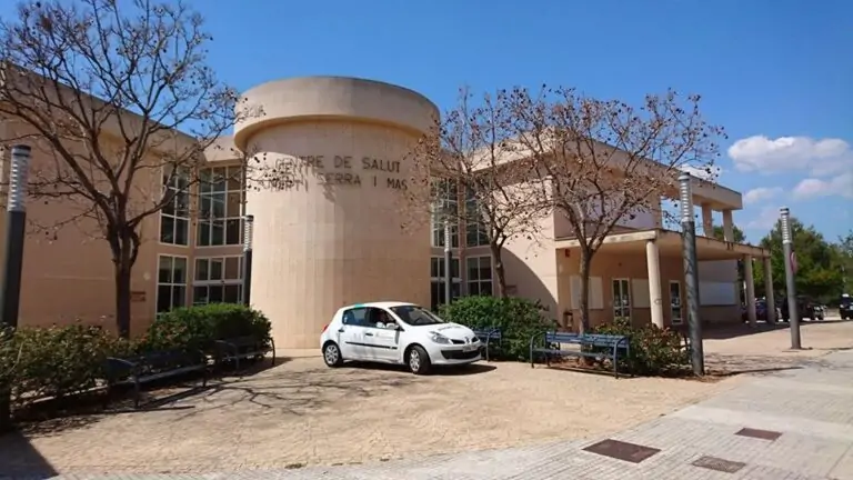 El pleno condena la agresión del pasado fin de semana en el Centro de Salud Martí Serra