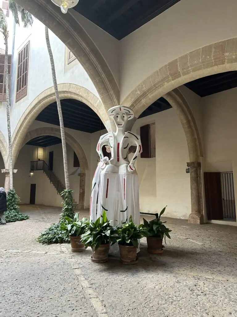 Los gegants de Marratxí decoran edificios emblemáticos de Palma como complemento a una campaña comercial basada en el siurell