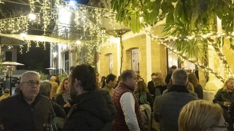 El Ayuntamiento reúne a alrededor de 300 agentes sociales en un brindis navideño