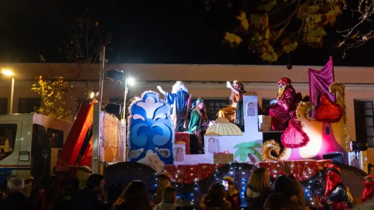 Las calles de todos los núcleos de población de Marratxí se llenan para recibir a los Reyes Magos en las seis cabalgatas del municipio