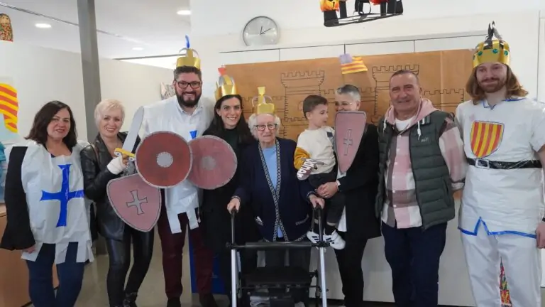 Familias y usuarios del centro de día Brot de Gínjol de Marratxí celebran una actividad con temática medieval para el Día de les Illes Balears