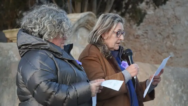 La Associació de Joves Majors Es Garrovers y Mestresses de Casa de Sa Cabaneta hacen la lectura del manifiesto por el 8 de marzo dedicado a las dones grans 