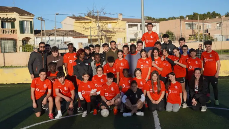 Omar Mascarell, jugador del Real Mallorca, visita a los jóvenes de Marratxí que participan en la Liga Verde