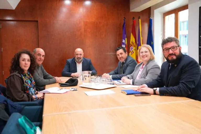 El alcalde de Marratxí se ha reunido con los alcaldes de Palma, Calvià y Llucmajor con el objetivo de analizar medidas para mejorar el servicio de taxis en los respectivos municipios