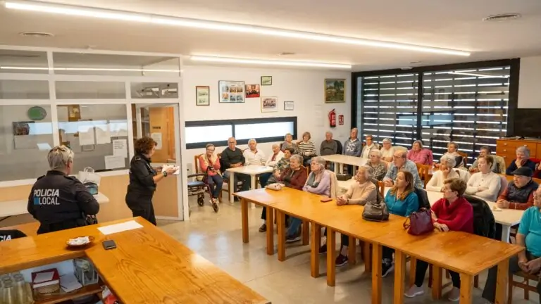 La Policía Local de Marratxí comienza una campaña de prevención de estafas y robos en las asociaciones de personas mayores del municipio