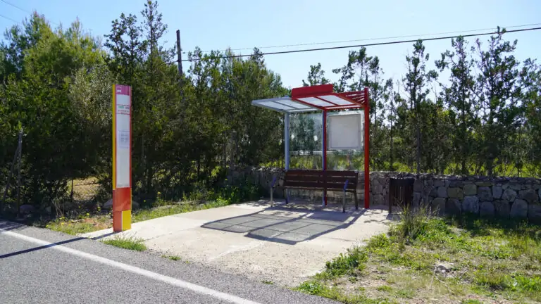 El Ayuntamiento traslada a la parada de bus de Cas Metge una marquesina que mejora la accesibilidad a los usuarios