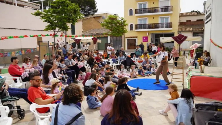 Más de 200 personas celebran Sant Jordi en la plaza de Sa Refinadora de Marratxí