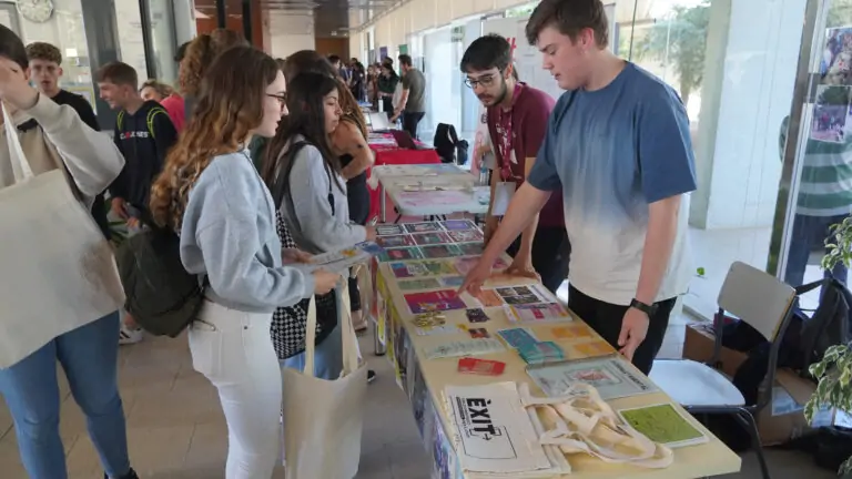 Un total de 446 jóvenes participan en la segunda edición de la Fira Èxit, una jornada de orientación laboral