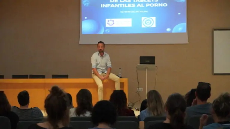 Una sesentena de padres y madres de Marratxí aprenden sobre los peligros de internet en «De las tablets infantiles al porno»