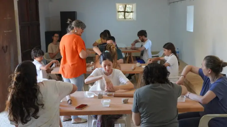 Un centenar de marratxiners celebran la Semana Internacional de los Museos haciendo cerámica manual tradicional y Rakú