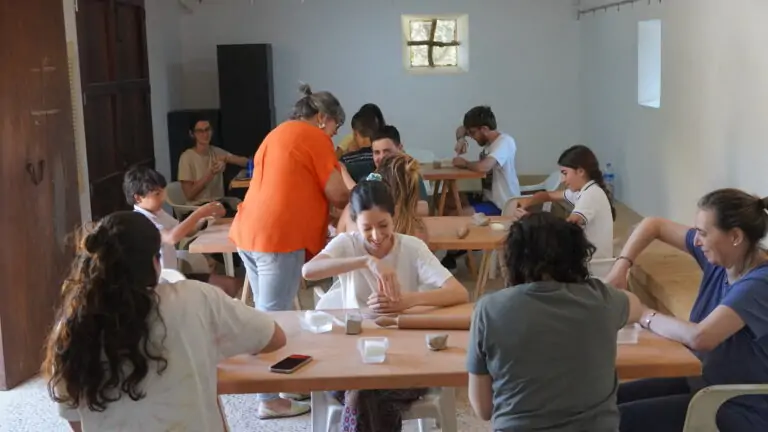 Un centenar de marratxiners celebren la Setmana Internacional dels Museus fent ceràmica manual tradicional i Rakú