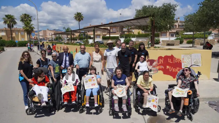 Usuaris d’Aspace, l’artista urbà Sath i l’Ajuntament de Marratxí inauguren el mural del projecte ‘Un llibre, una aventura’