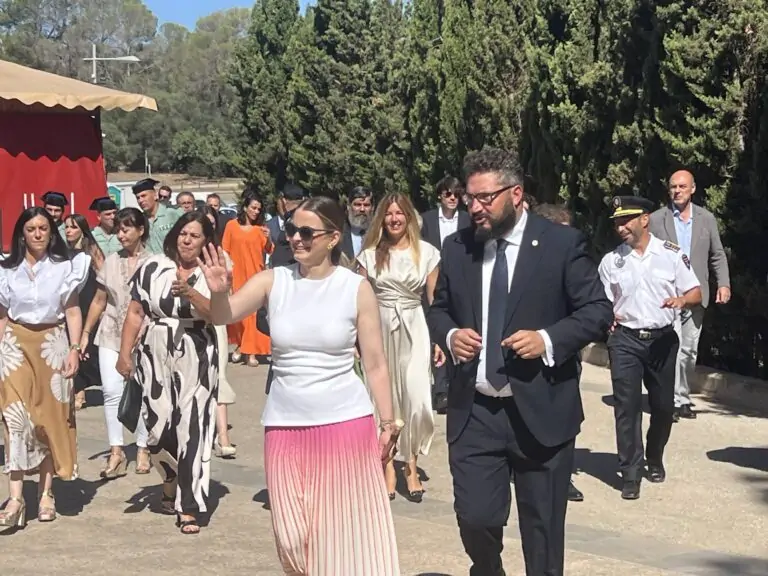 La presidenta del Govern Balear, Marga Prohens, acude a la misa solemne para despedir las fiestas de Sant Marçal