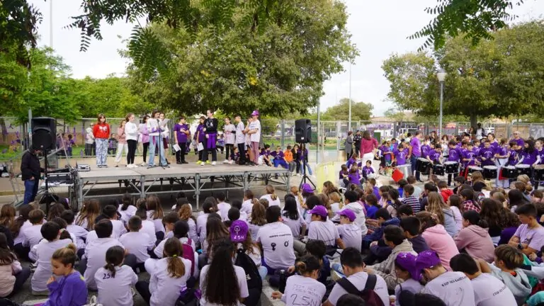 Más de 530 alumnos de Marratxí se movilizan en la marcha escolar contra la violencia hacia las mujeres